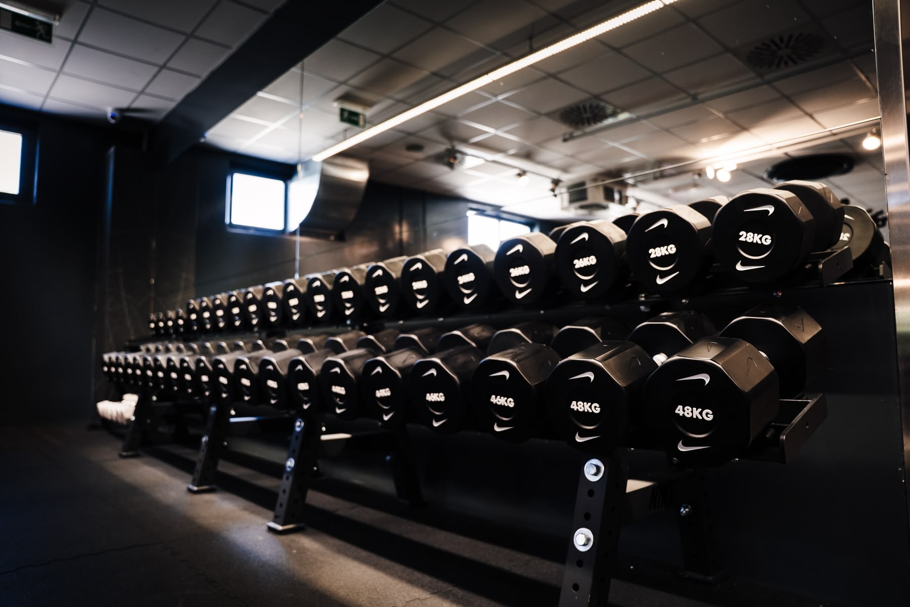 Power Racks und Freihanteln in der Iron Zone im FITPULSE Sollenau